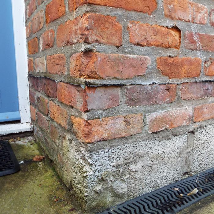 Not quite sure who installed this damp proof course during construction, but I am certain they\'re no builder/professional and really should pack up their tools and call it a day!