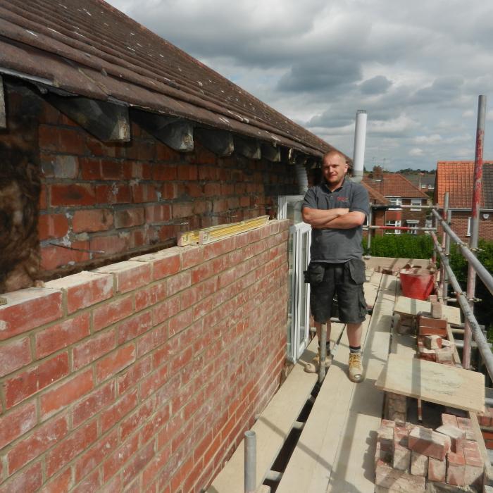 Alan Rutter Dryfix Bricklayer is currently rebuilding the external leaf of a cavity wall which had become unstable due to severe cavity wall tie corrosion and lateral movement of the side wall due to lack of restraint. Alan is rebuilding the wall in the existing bricks which have been taken down and cleaned, in addition to installing new cavity wall ties, reinstating cavity wall insulation, re-fixing the windows and installing new lintels above the window openings. 